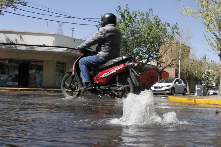 Una pérdida de agua desnudó el mal estado del alcantarillado en la Capital