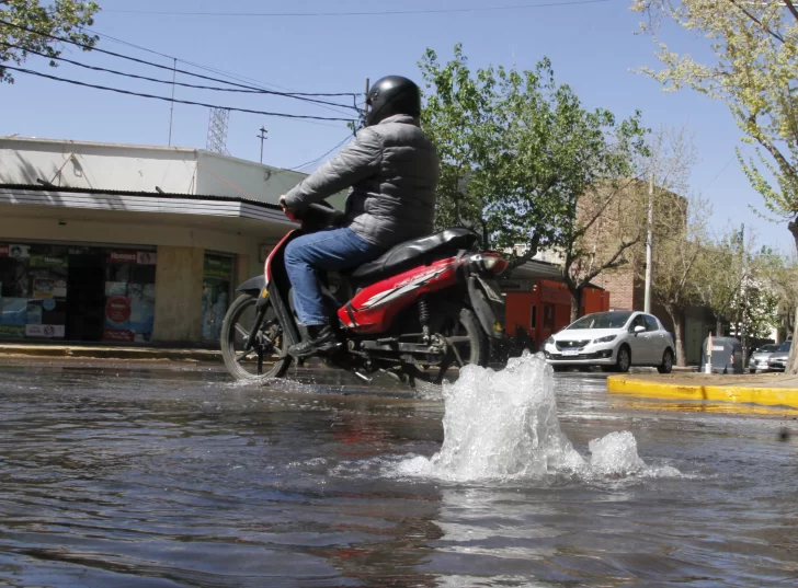 Una pérdida de agua desnudó el mal estado del alcantarillado en la Capital