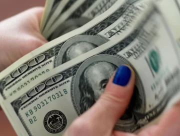 El dólar blue se disparó y cerró este lunes a $151