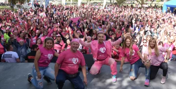 Corrieron en familia para homenajear a las mujeres que murieron por cáncer de mama