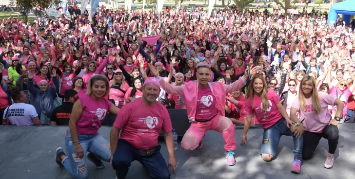 Corrieron en familia para homenajear a las mujeres que murieron por cáncer de mama