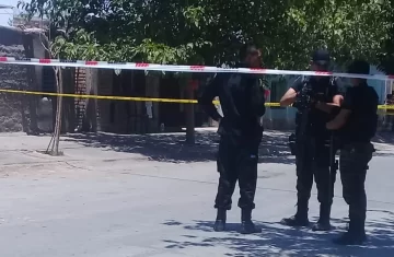 Accidentalmente se disparó con el arma de su novio policía y murió