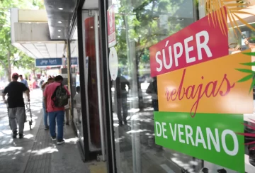 Hay descuentos que llegan al 50% por las liquidaciones de verano en el comercio