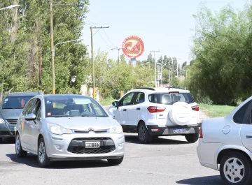 Inconsciencia y peligro por automovilistas a contramano en un lateral del Acceso Este