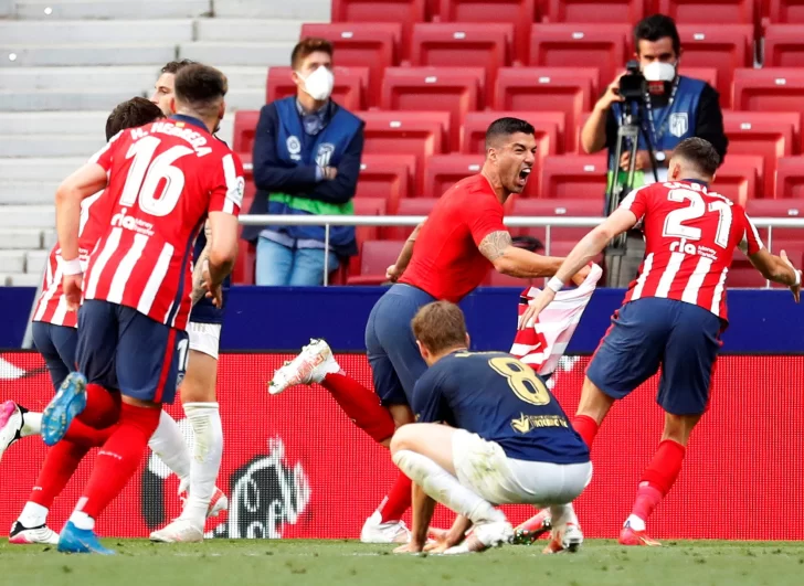 Atlético salvó la punta al final