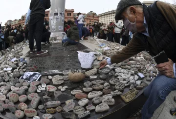 Bronca y lágrimas frente a Olivos en el homenaje a los muertos por covid