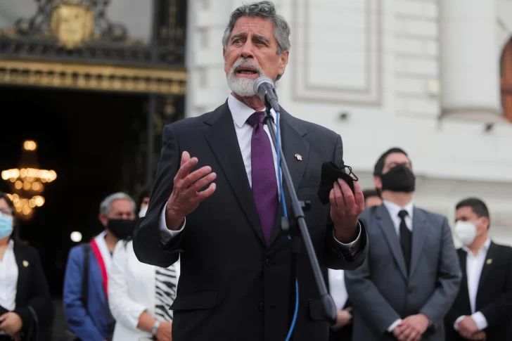 Un legislador centrista toma las riendas del convulsionado Perú
