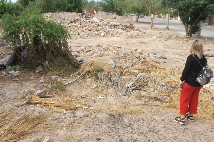 Quejas porque hace más de 2 años tienen un basural frente a sus casas