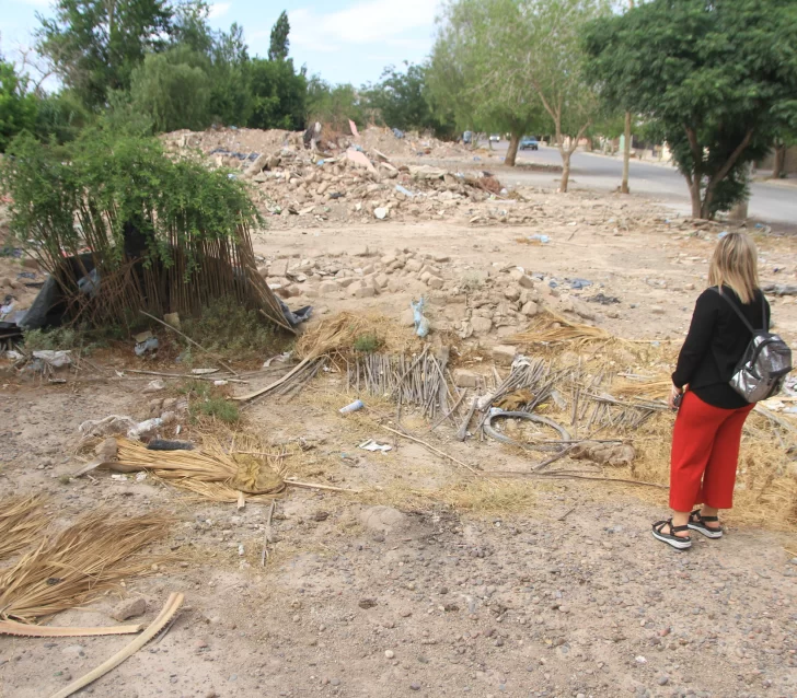 Quejas porque hace más de 2 años tienen un basural frente a sus casas