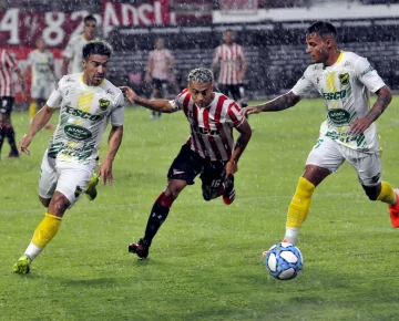 Estudiantes tropezó en su cancha con Defensa