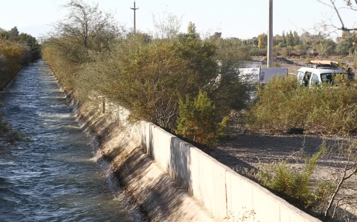 Misterio por el hallazgo de un cadáver en un canal: ¿accidente, suicidio o crimen?