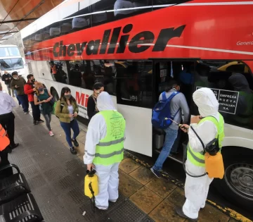 Tendrán tope de pasajeros micros de media y larga distancia y trenes