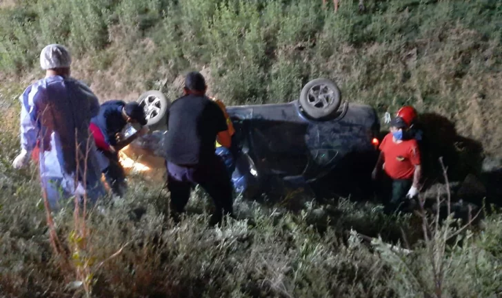 Jubilado llevaba en el auto a una vecina y a sus 5 hijos, cayeron al desagüe y él falleció