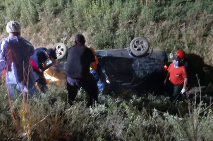 Jubilado llevaba en el auto a una vecina y a sus 5 hijos, cayeron al desagüe y él falleció