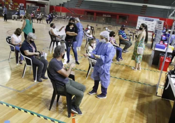 Más de un tercio de la población objetivo ya recibió la primera dosis de una vacuna Covid