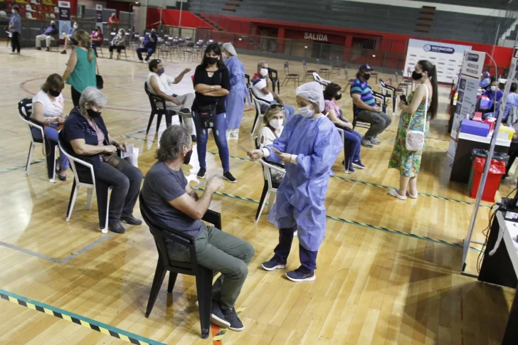 Más de un tercio de la población objetivo ya recibió la primera dosis de una vacuna Covid