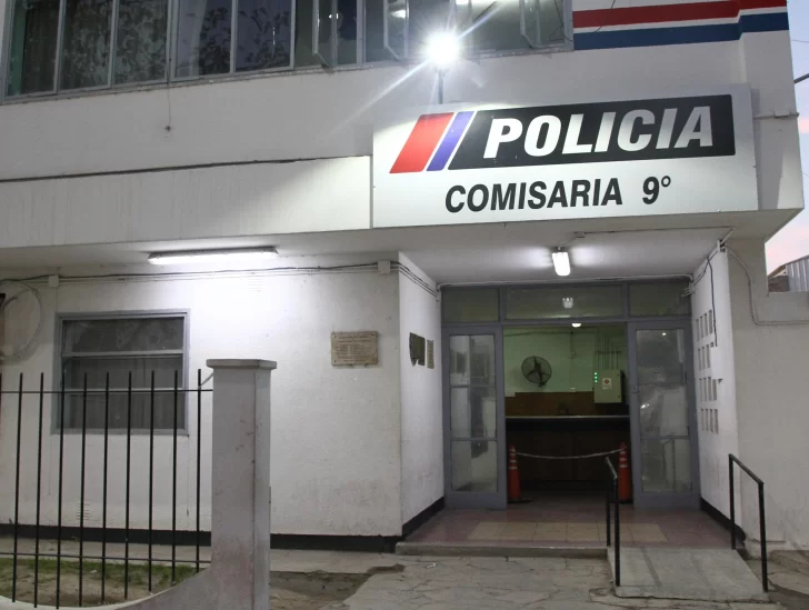 Dos jóvenes le cortaron la cara a un remisero y lo amenazaron con un arma para robarle