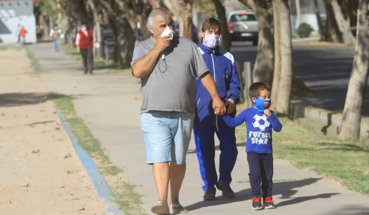 Las caminatas saludables en las plazas tuvieron un debut con muy pocos adeptos