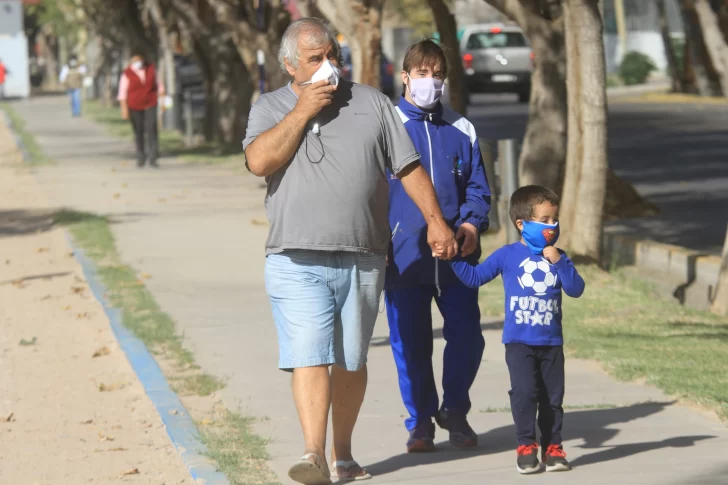 Las caminatas saludables en las plazas tuvieron un debut con muy pocos adeptos