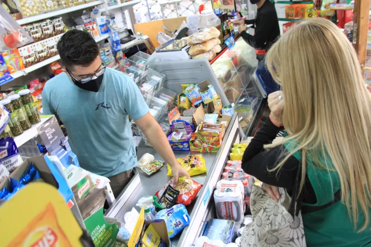 Por la crisis, la gente compra menos carne, enlatados y artículos de cuidado personal