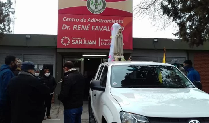 Visitan con la Virgen a los médicos para bendecirlos