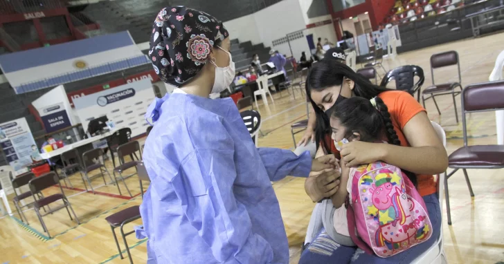 Crece la alarma por los menores y desde Salud piden que se vacune a los niños