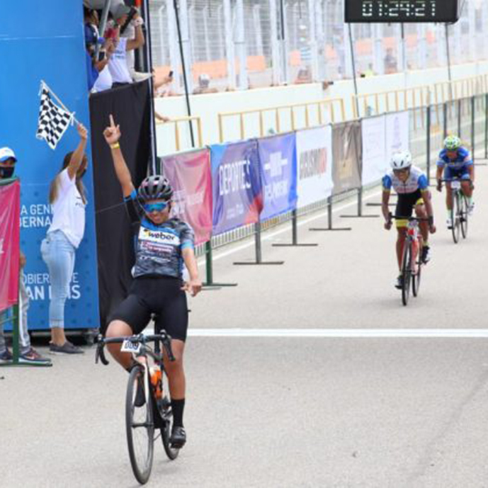 Maribel bautizó al Grand Prix puntano