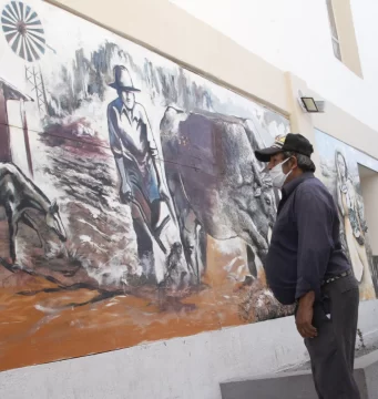 Una parroquia con un paseo de murales