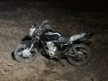 Vio pasar una moto sola y creyó que era un fantasma, a 86 m estaba el cadáver del chofer