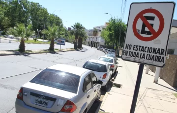 Un tramo clave de la Libertador es un caos por el estacionamiento indebido