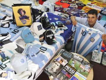 Un jornalero, fanático del Mundial, armó una colección temática de 3.000 piezas