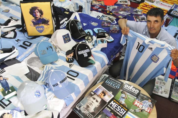 Un jornalero, fanático del Mundial, armó una colección temática de 3.000 piezas