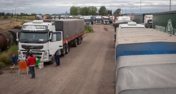 Flexibilizaron los trámites y ya cruzan a Chile los 3.000 camiones que estaban varados