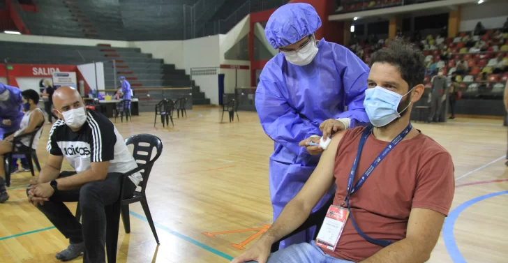 Aclaran que en el Estadio Aldo Cantoni continúa la vacunación para los equipos de Salud