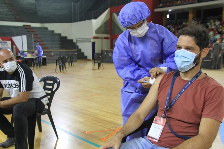 Aclaran que en el Estadio Aldo Cantoni continúa la vacunación para los equipos de Salud