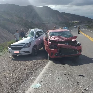 Una conductora dio tumbos con su auto en la Ruta 40 y cayó sobre otro vehículo