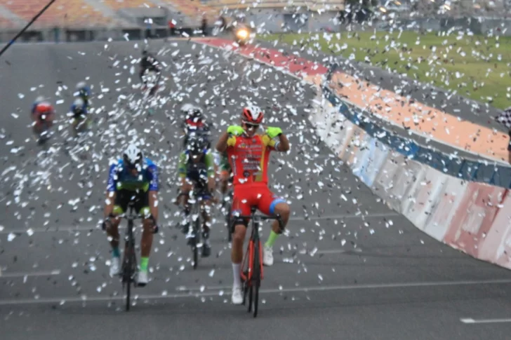 Nico Tivani ganó la quinta y lidera el campeonato