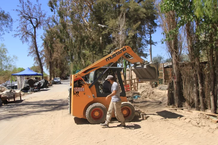 Zona del epicentro: hay carpas multiuso y mucha gente que todavía vive en la calle