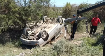 Un chico resultó quebrado por un vuelco en auto con su padre