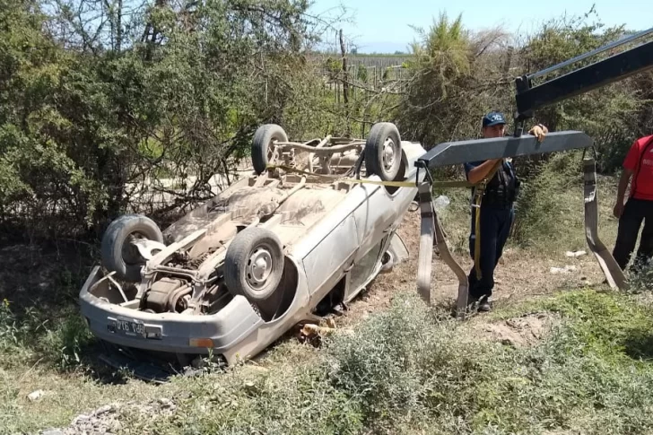 Un chico resultó quebrado por un vuelco en auto con su padre