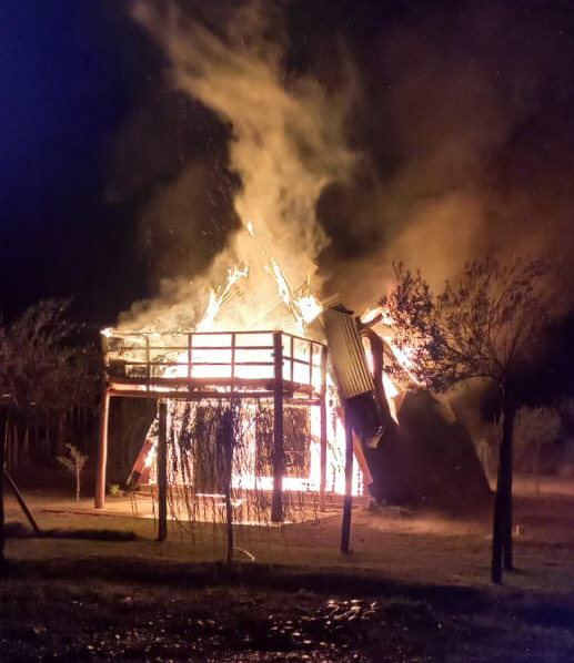 Se les quemó por completo su casa de fin de semana y creen que fue por un cortocircuito