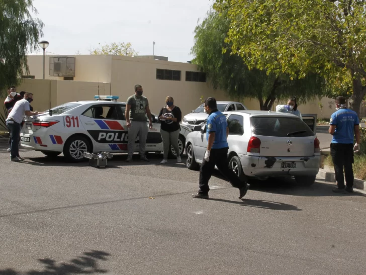 Perseguidos, abandonan el auto con el botín