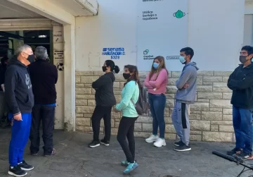 La gente salió en masa por comida y el comercio no esencial estuvo cerrado