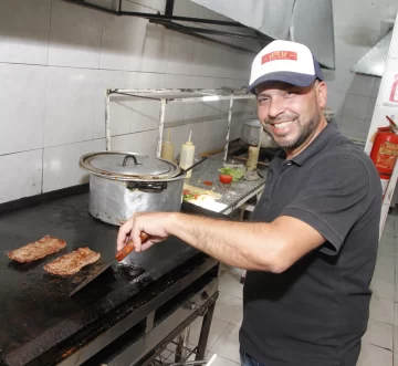 Tiene una lomoteca y hará una cena para que personas sin recursos pasen Navidad