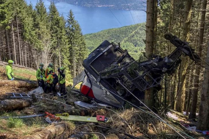 Tragedia al caer un teleférico en Italia