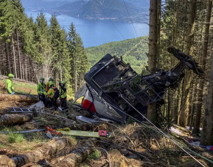 Tragedia al caer un teleférico en Italia