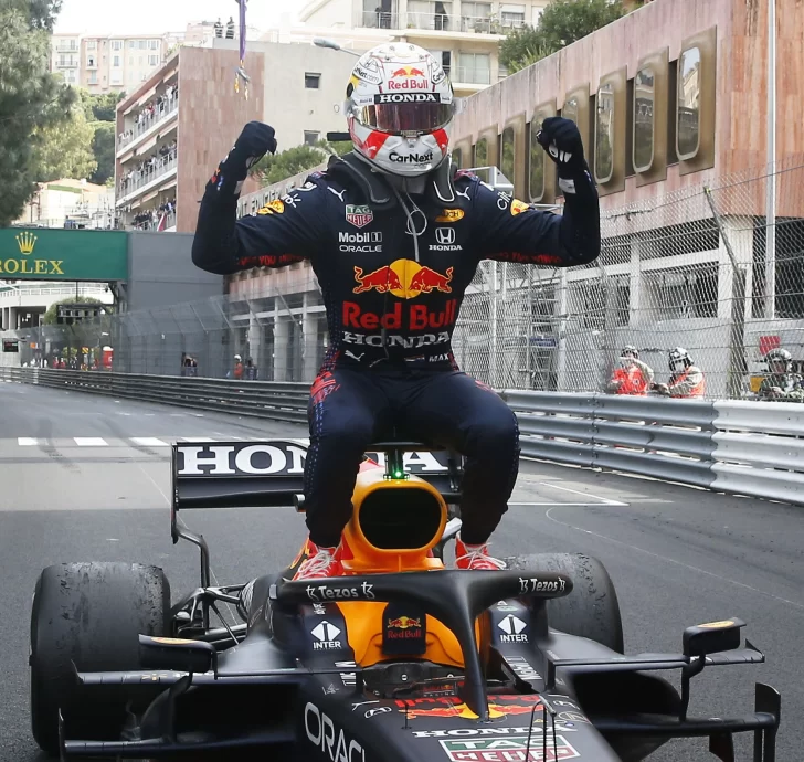 Verstappen ganó y pasó a liderar