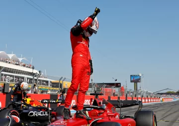 Con su Ferrari, Leclerc marca el paso en Francia