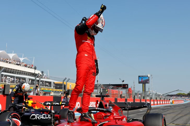 Con su Ferrari, Leclerc marca el paso en Francia