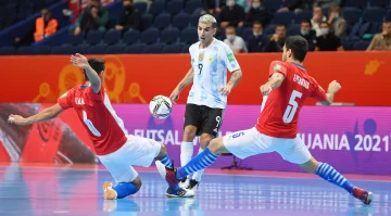 Argentina avanzó goleando a Paraguay